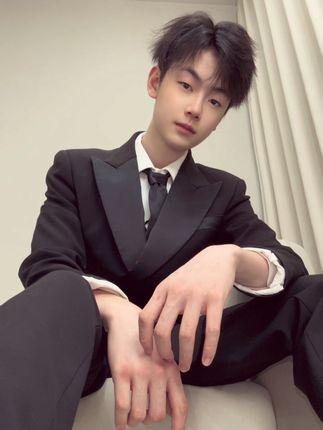 张典：卑微日常搞笑顶流